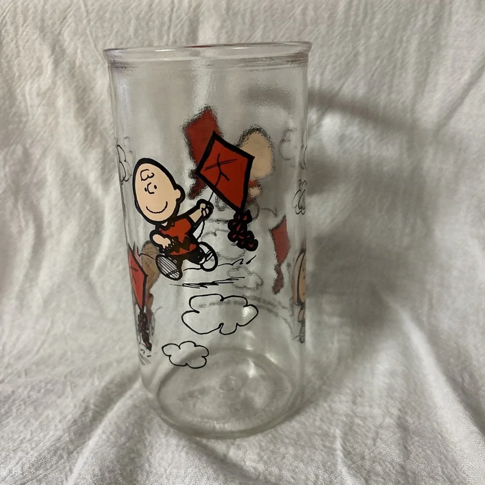 Vintage 1950 PEANUTS CHARLIE BROWN FLYING KITE GLASS ~‎ United Feature Syndicate